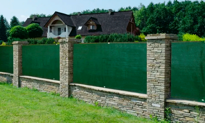 фасадная сетка на забор на даче