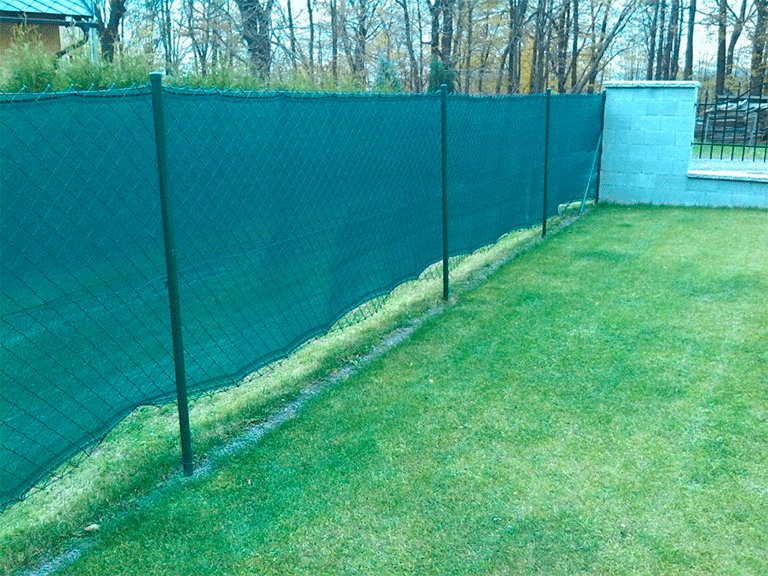 Забор из фасадной сетки: преимущества и недостатки